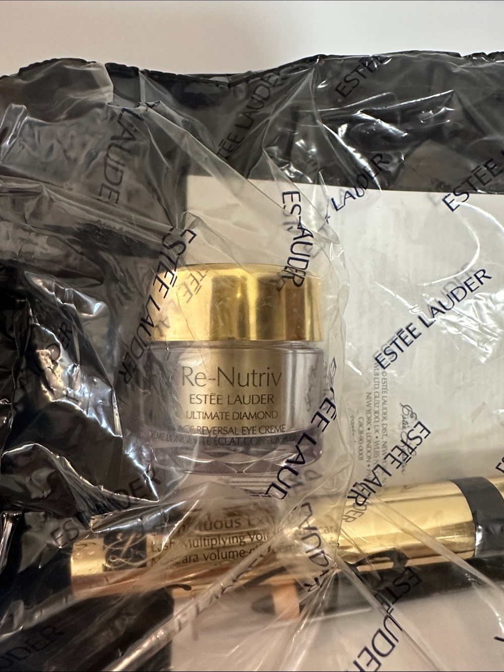 Estee Lauder Re-Nutriv Ultimate Diamond Eye Creme - Gold & Clear - Picture 2 of 4